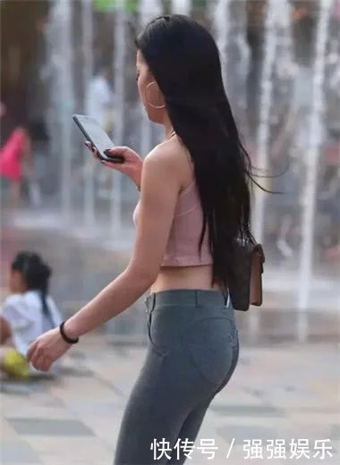 身穿灰色紧身裤的小姐姐街头自拍，只要敢穿，紧身裤就是能带给你