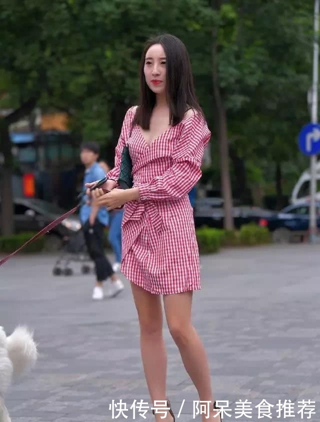 『搞定』路人街拍:想要做美丽的女神,一条粉红色格子连衣裙就能搞定