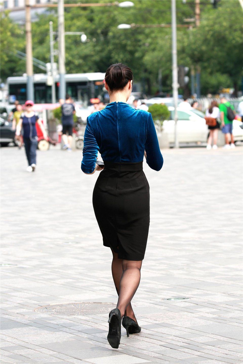 街拍:黑丝高跟短裙小蛮腰，忍不住多看几眼