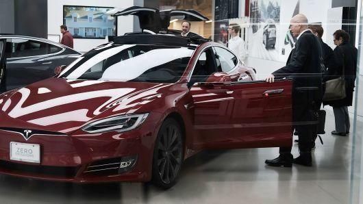 《疫苗之王》火爆朋友圈，牵出隐秘富豪发迹史;P2P激烈洗牌将继续