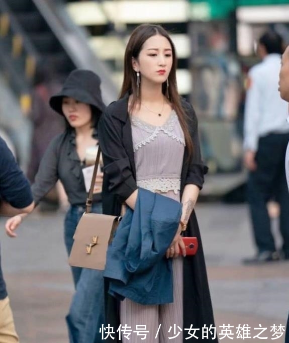 # 美女#紧身裙穿搭，优雅又性感！，街拍美女：时尚靓丽的小姐姐
