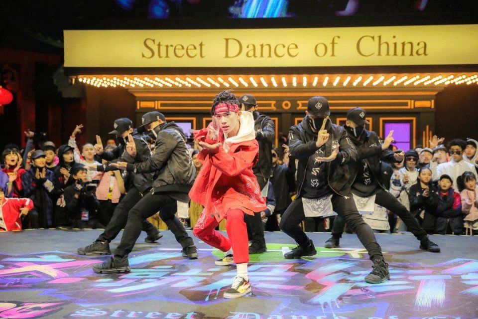 30岁的助理说，和17岁的四字弟弟谈恋爱，绝对不是姐弟恋