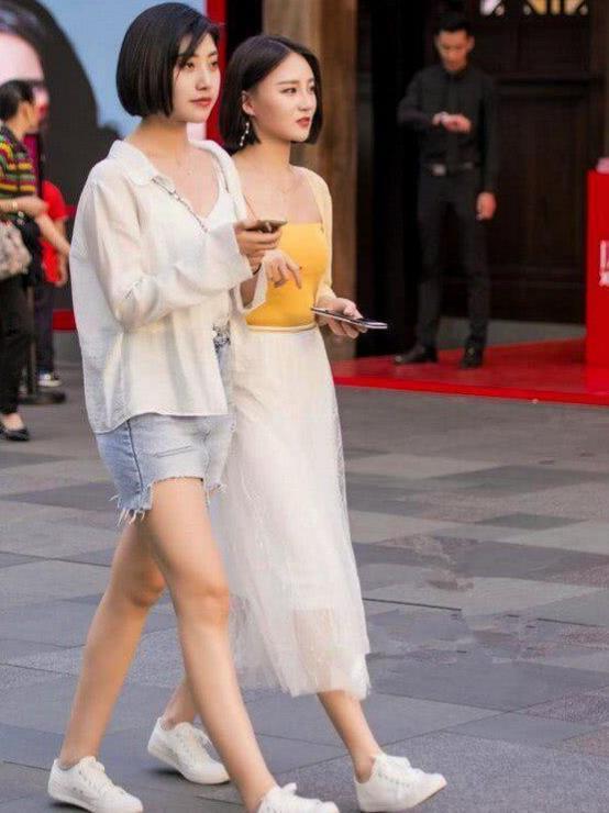 清秀:街拍:螓首蛾眉的小姐姐,米色外套配米色短裙,长相清秀又美丽