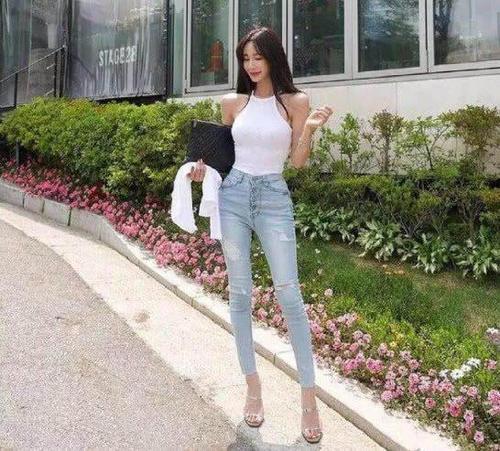 路人街拍，这身材，真的是前凸后翘啊，绿色的包臀裙