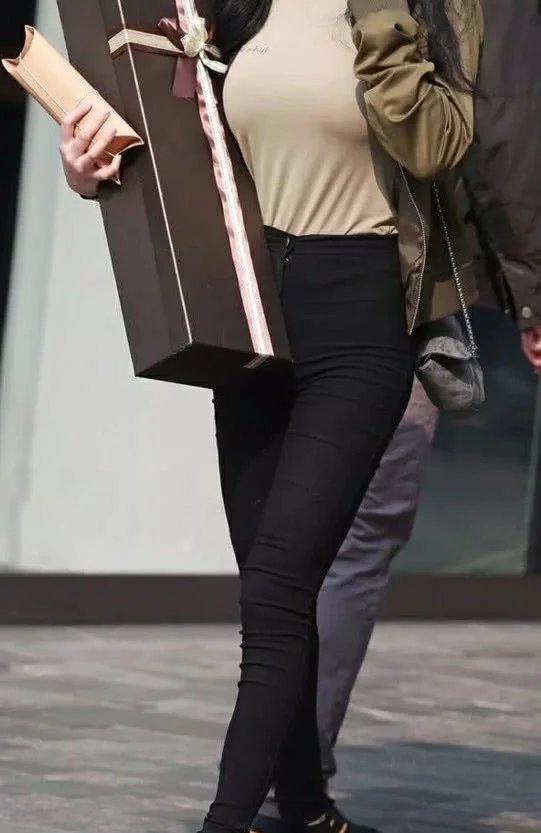 气质小姐姐紧身运动装绷出柔美曲线,网友:36D傲人的胸围横向发