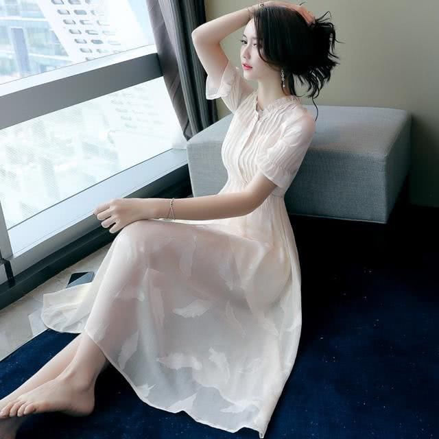 太美了!40岁女人穿上这些素雅温柔连衣裙,清新仙嫩的像个小姑娘