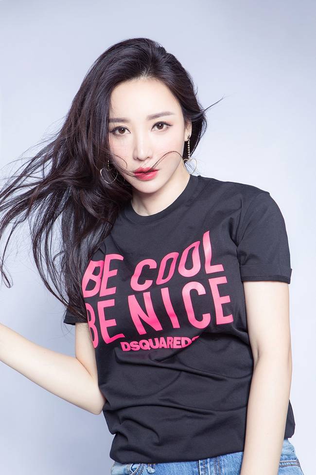 不只是性感!柳岩抱胸秀傲人上围卷发慵懒