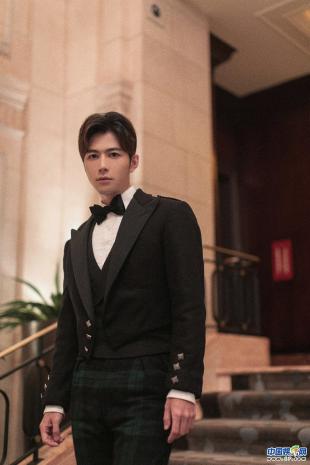 陈学冬受邀纽约时装周看秀 演绎摩登大楼下的古典