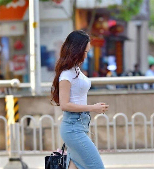 『靓丽』街拍:美女紧身上衣配牛仔裙,身材苗条有致,非常靓丽