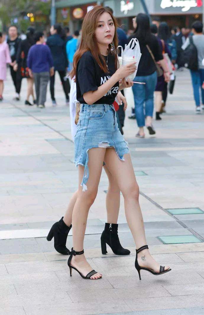街拍时尚路人，简单随意的搭配，让这个夏天多了一份妩媚动人的美
