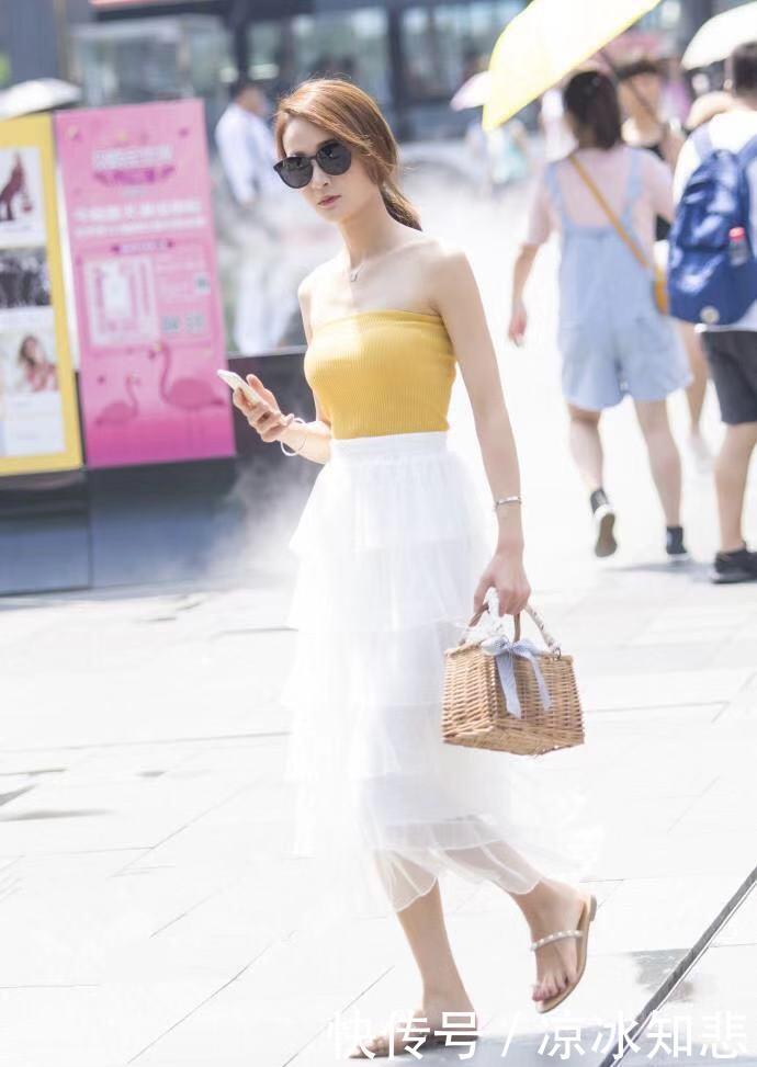  『妩媚』街拍：高冷妩媚的妹子，搭配有致凸显女神的气质