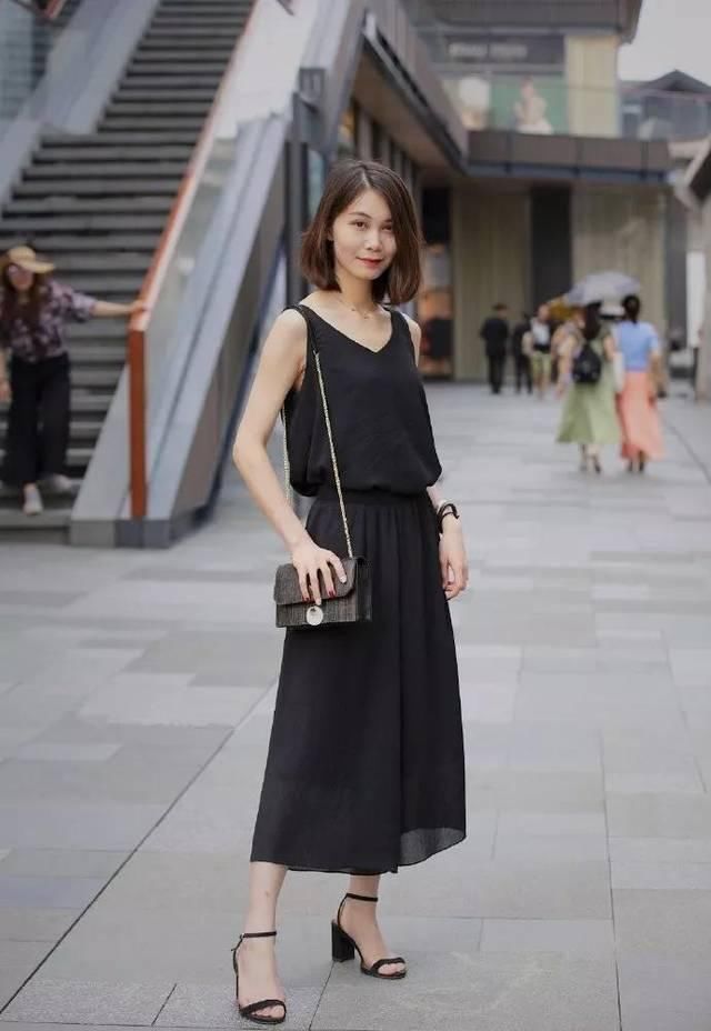  『上搭配上一』女生穿搭高跟鞋，展示婀娜多姿的好身材