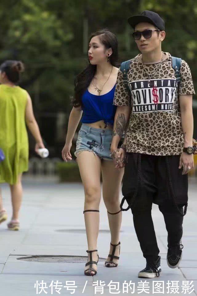 路人街拍,一件深蓝色的针织背心,勾勒出小姐姐迷人的曲线