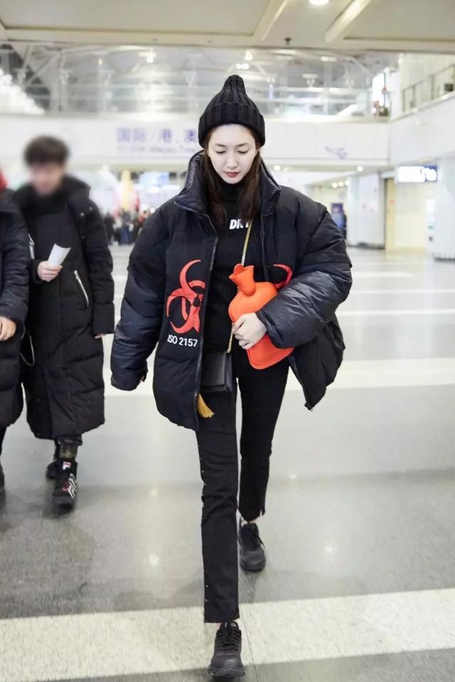 江疏影黑色look现身机场，修身打底裤尽显大长腿，这腿能看一整年