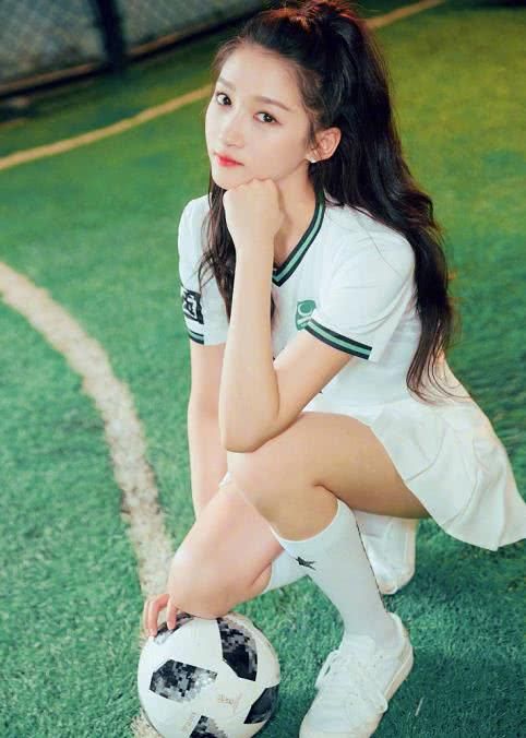 黄圣依穿粉色短裤露脐上衣，陪安迪踢球，网友：身材不输关晓彤