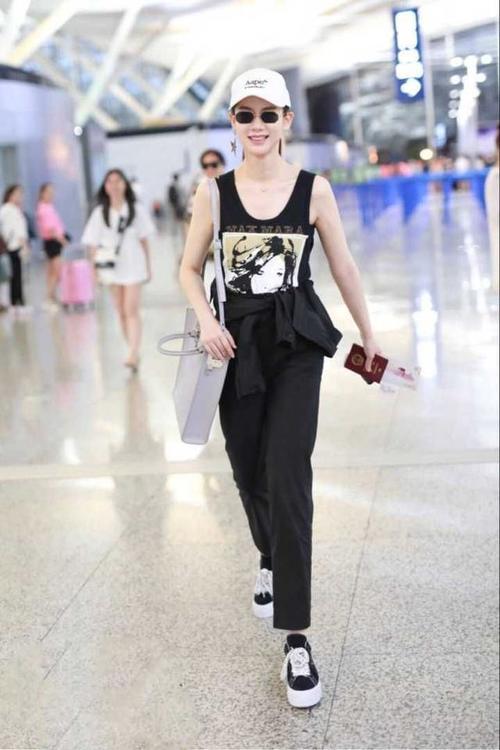 戚薇机场造型未走心,内衣肩带外露,网友:不影响戚哥霸气形象!