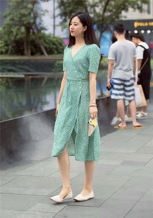 【身材】街拍：身材高挑的美女，一头长发披在肩上，甜美的笑容充满魅力