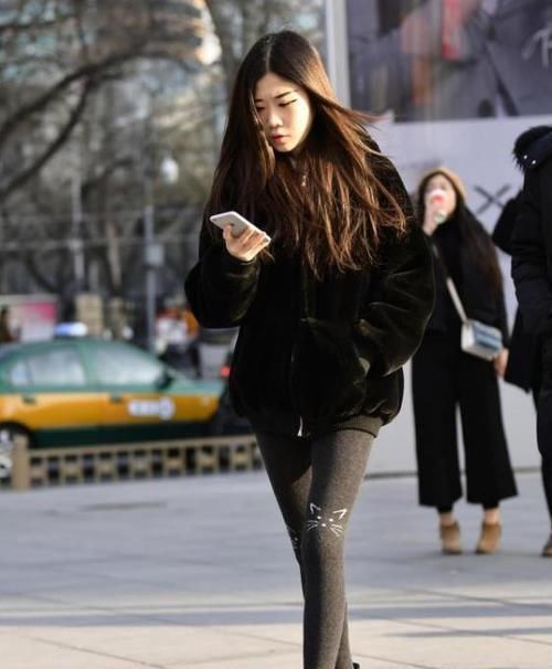  [气质]街拍：秀丽端庄的美女，一条黄色的连衣裙，时尚清爽气质迷人
