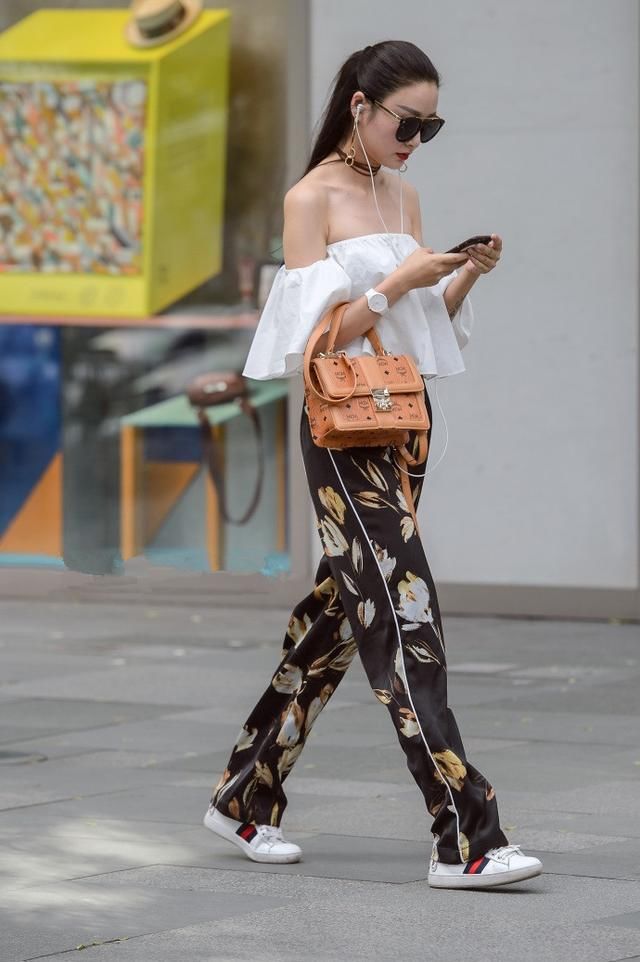 路人街拍,几套轻熟系舒适穿搭,彰显你的轻熟范!