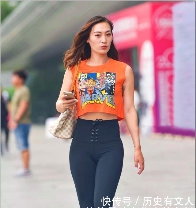 『紧身』街拍橙色背心搭配紧身运动裤,人群中很显眼
