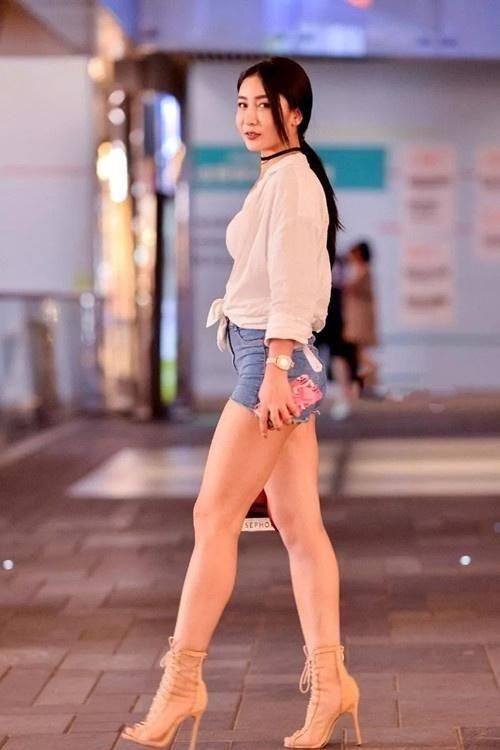  『针织衫』街拍：小姐姐红色的针织衫搭配黑色半身裙，很显青春活力的气息