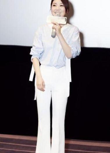 47岁闫妮现身机场，一改往日素颜，穿碎花连衣裙化美妆，惊艳众人