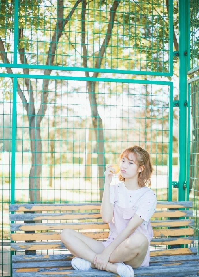 可爱西瓜少女网球场甜美阳光写真图片