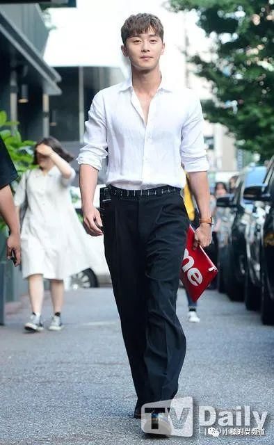 被自己倒影帅到定格！副会长朴叙俊教你善用皮带穿出雅痞型男味