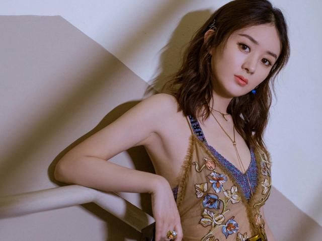 赵丽颖无孕像,穿这件长裙美出了新高度,可以和大幂幂PK一下