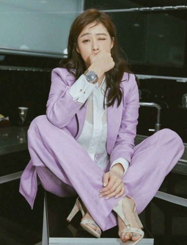 蒋欣穿西装帅帅的，居然将透视蕾丝当打底衣，要不要这么性感