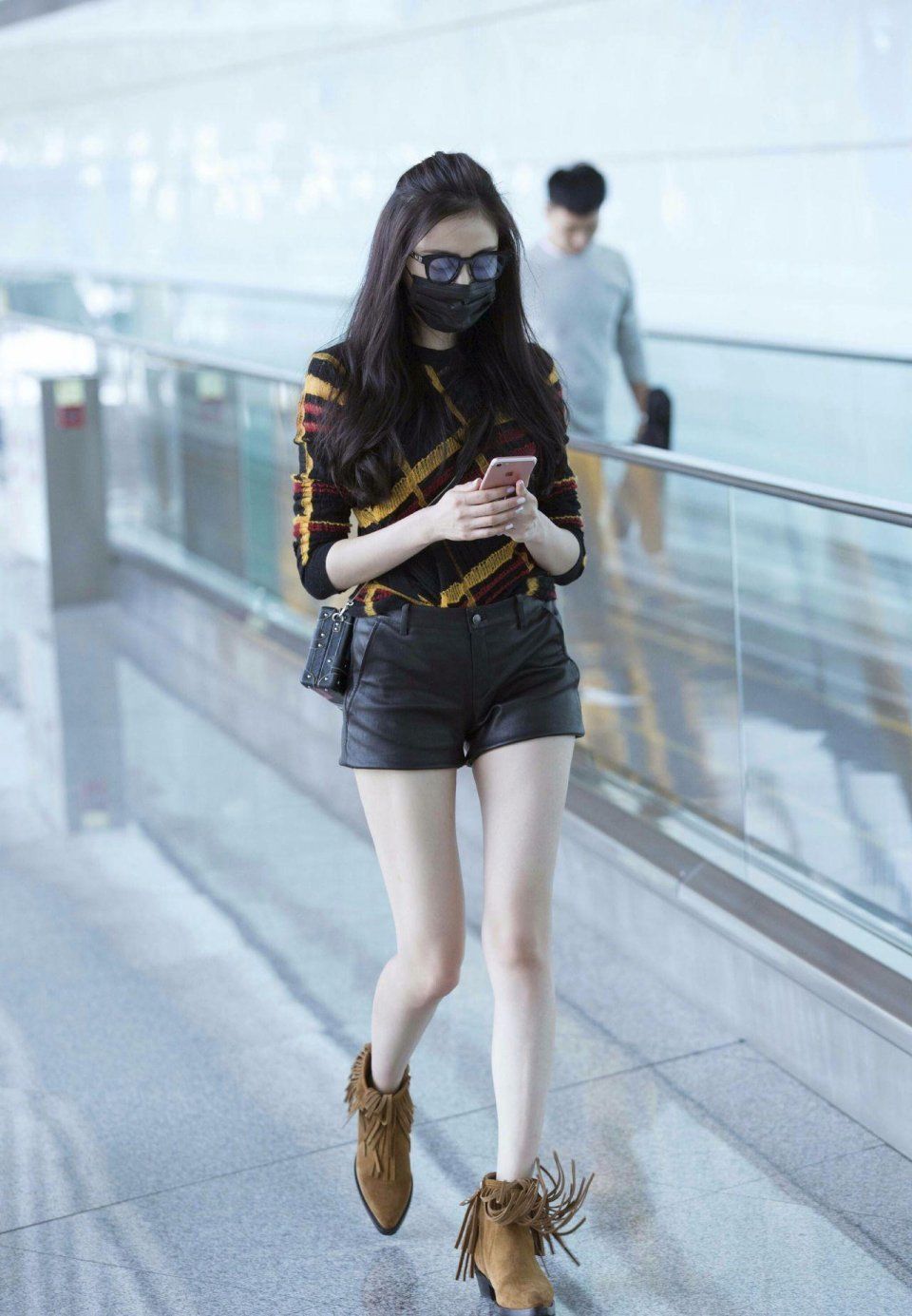 真受不了张天爱如今的风格，剪了齐刘海完全就是“网红”的画风!