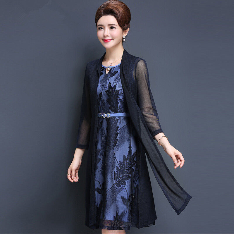 谁说6070后女人老?瞧瞧下图，52岁妈妈这打扮，年轻美的慌