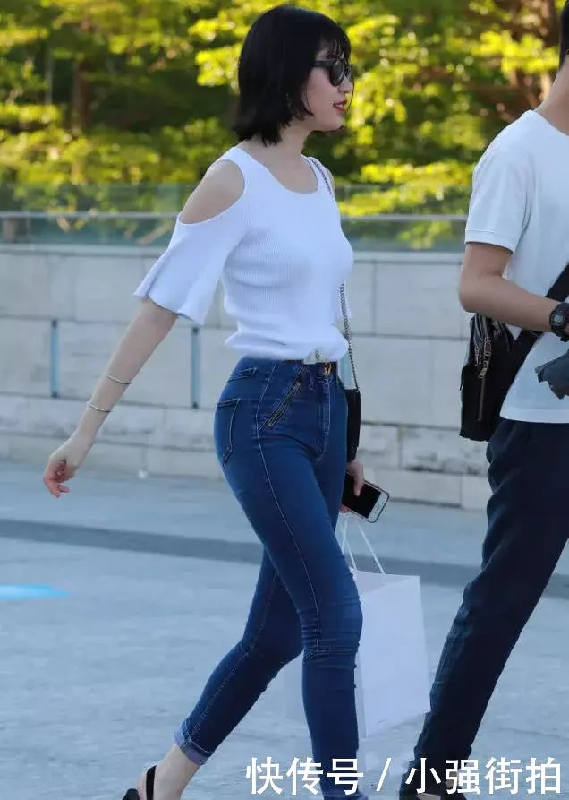 清秀的小姐姐紧身牛仔裤穿出浑圆丰满的曲线，小姐姐的微笑真的很