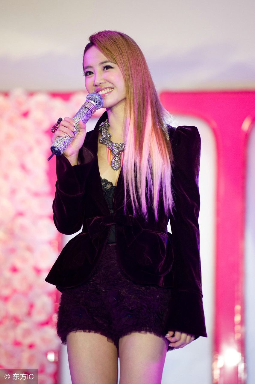 脚和地面都垂直了，也只有蔡依林敢穿这么高的高跟鞋啊