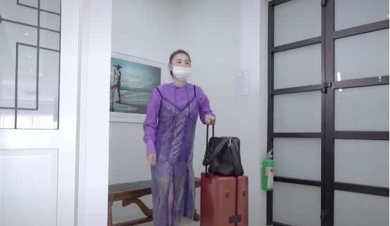 『挑战』张柏芝心里是住着个公主吧,都当妈了仍要挑战少女裙,还挺美