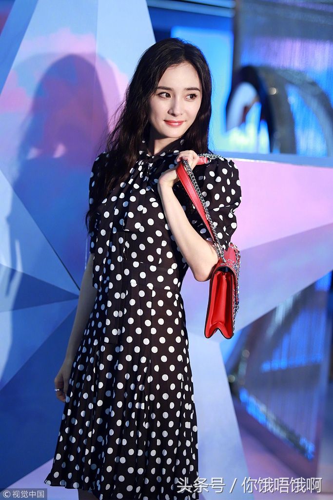 看杨幂和周笔畅脚上的高跟鞋 就知道谁的品味更好 周笔畅输在鞋子