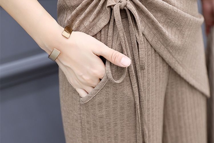 难怪连衣裙没人要穿了!八月杀出新款套装，上身时髦美到爆