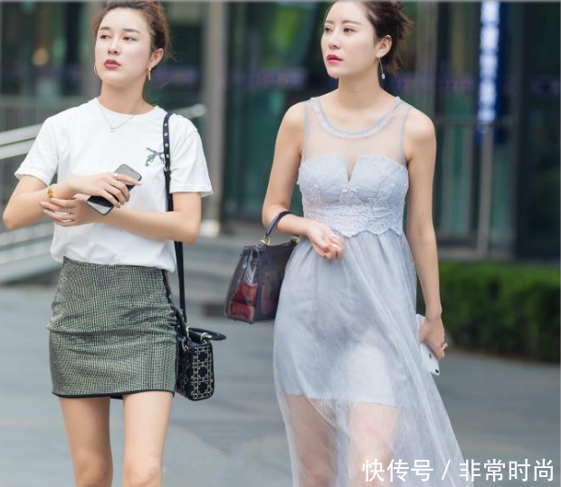 街拍：性感靓丽大方时尚的小姐姐，穿着亲切甜美清新曼妙动人！