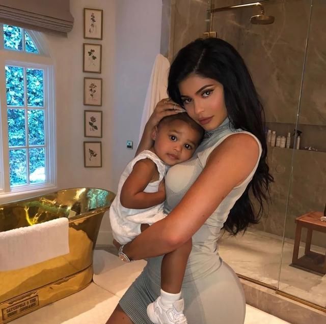  「很爽」做Travis Scott和Kylie的女儿是什么体验？Stormi:谢邀，很爽