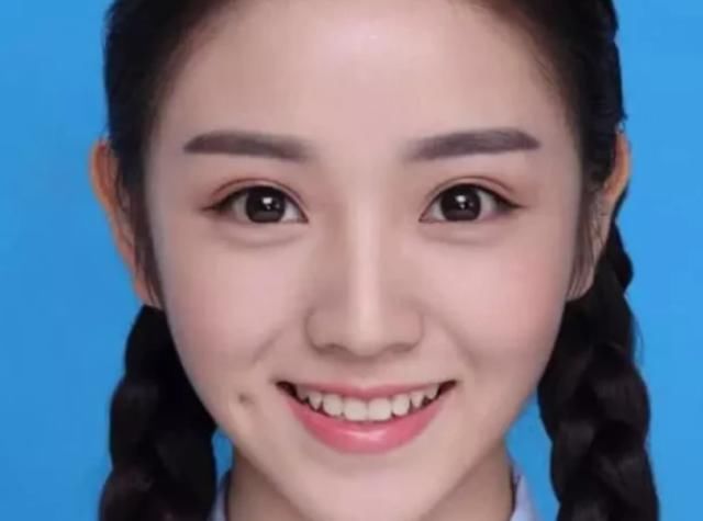  女生@女生拍证件照时，记住这4个“小心机”，轻松拍出“女神照”