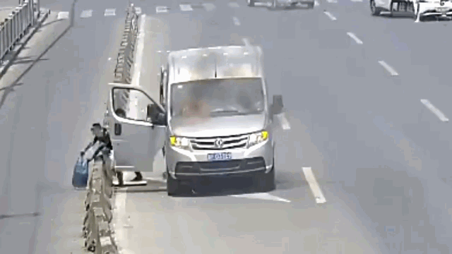 上演|上海街头面包车起火 众人上演“教科书式灭火”