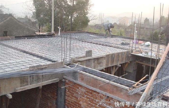 农村自建房现浇楼板，单层粗钢筋还是双层细钢筋好？用两例子说明