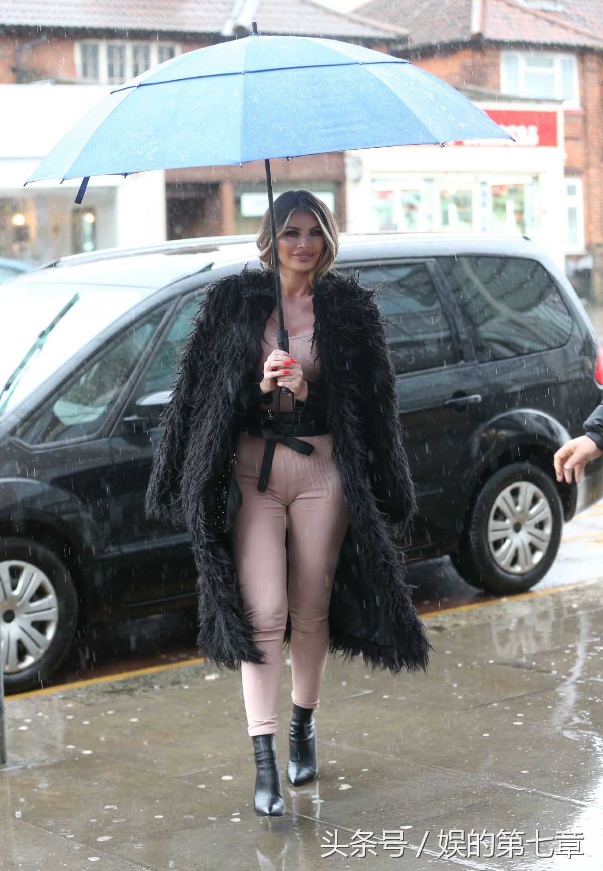 Chloe Sims现身伊尔福德 连体衣配高跟鞋