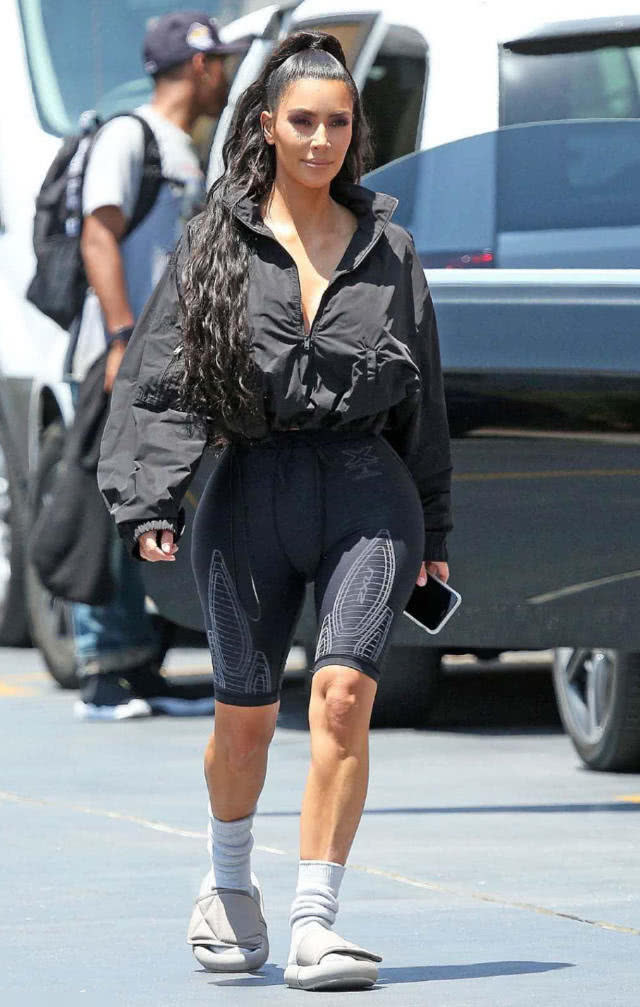 熟女紧身短裤绷出完美的线条，好身材走路昂首挺胸女王范十足