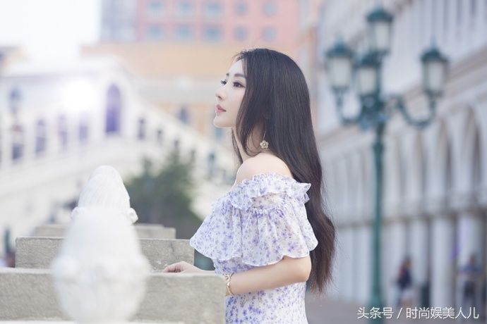 柳岩以都市伊人形象现身，她挑战三套不同风格的裙装，美艳众人!