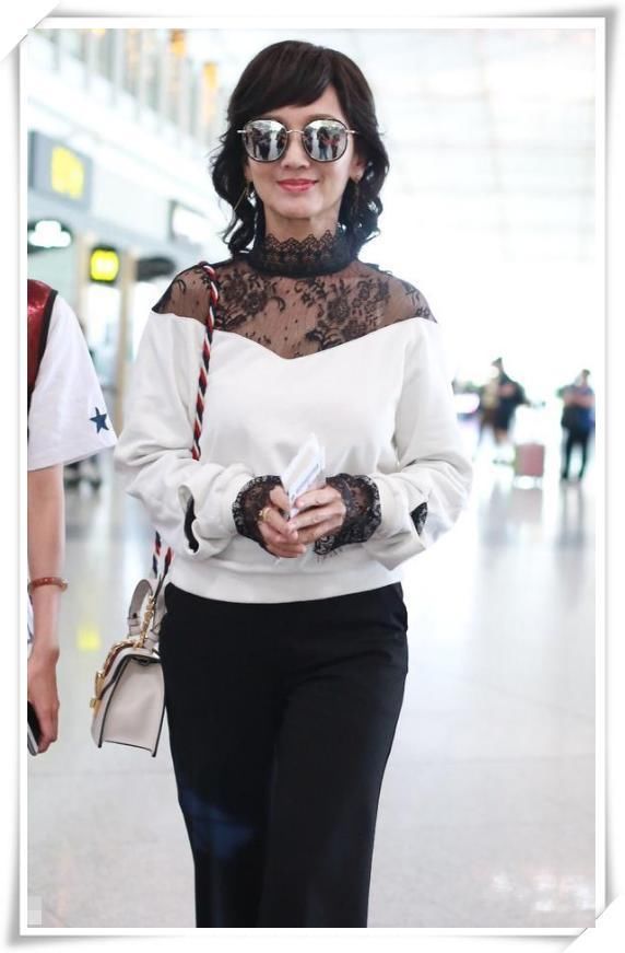 赵雅芝终于不扮嫩,蕾丝上衣老态尽显,网友:这才是63岁该有的样