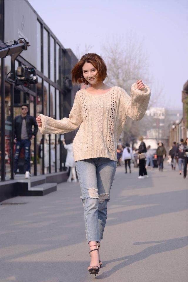 美女|路人街拍,美女搭配米白色针织长袖,显的更加美,更加性感