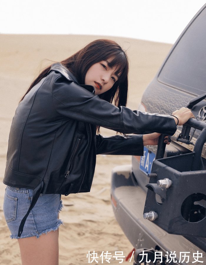  「旅行」曼妙身姿的美女沙漠里旅行，很有美感！