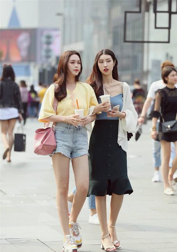 街拍：清凉上街俊美的小姐姐，打扮上修饰出身材性感有气质！