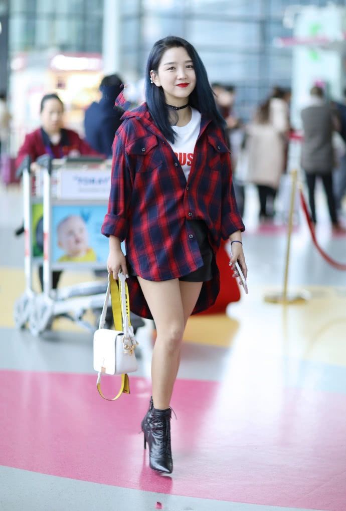 何洁为了显腿长，裙子都快提到胸了，网友：个子矮就别秀了！